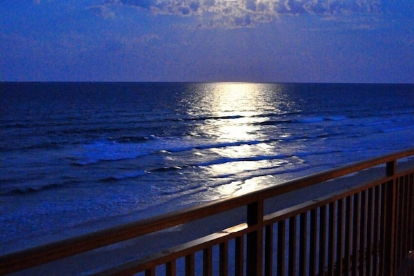 Full moon reflecting over the water, with pizza and sangria. You need to be here