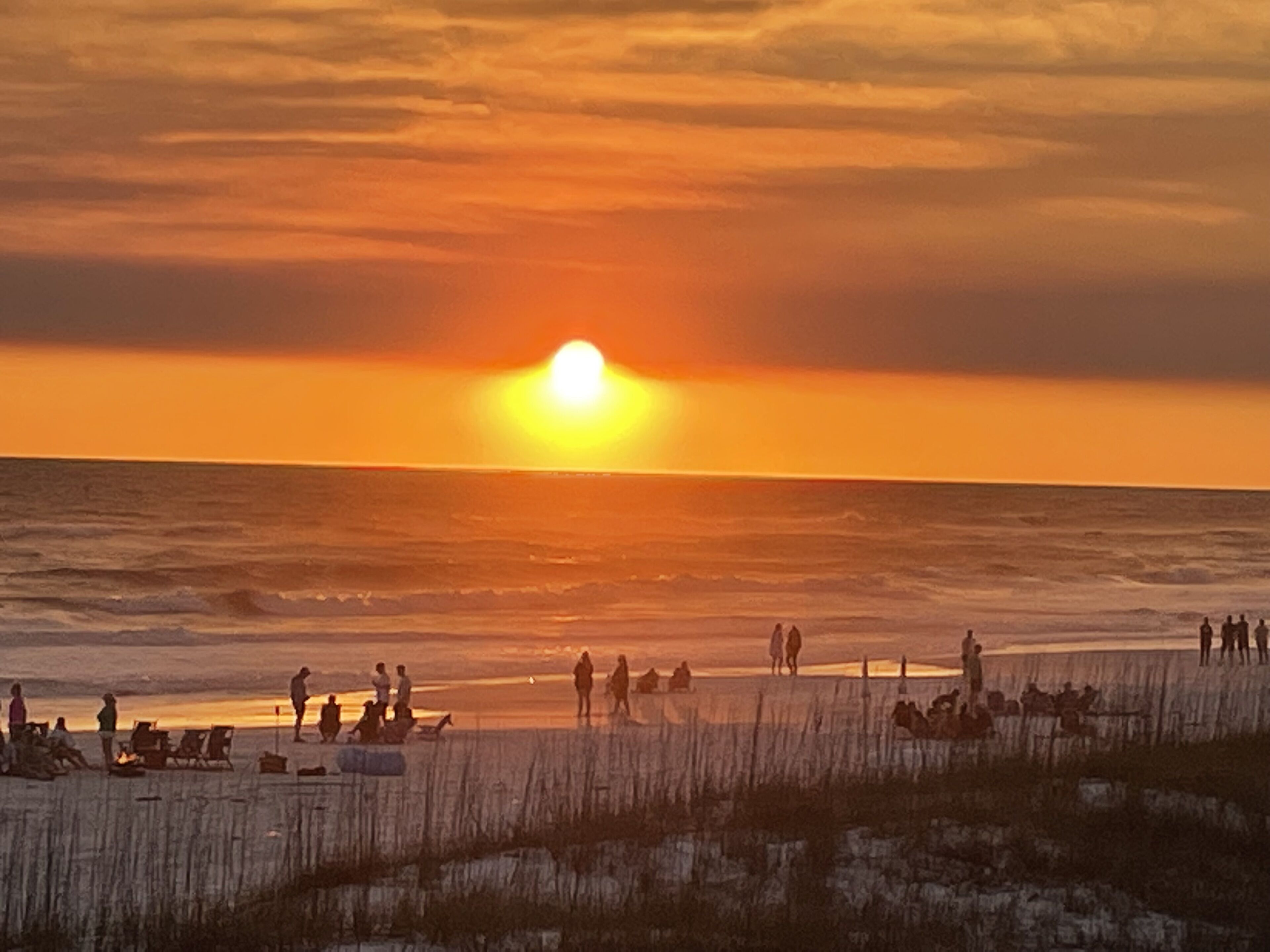 LABOR DAY WEEKEND AVAILABLE.  RATES ARE NEGOTIABLE. PRIVATE BEACH, DOG FRIENDLY.