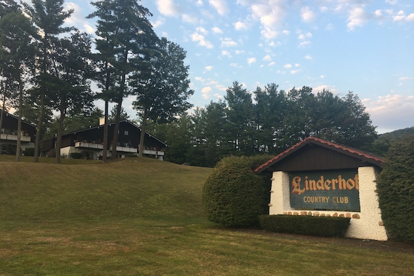 Overlooking the golf course and perfect hill for sledding right out front!
