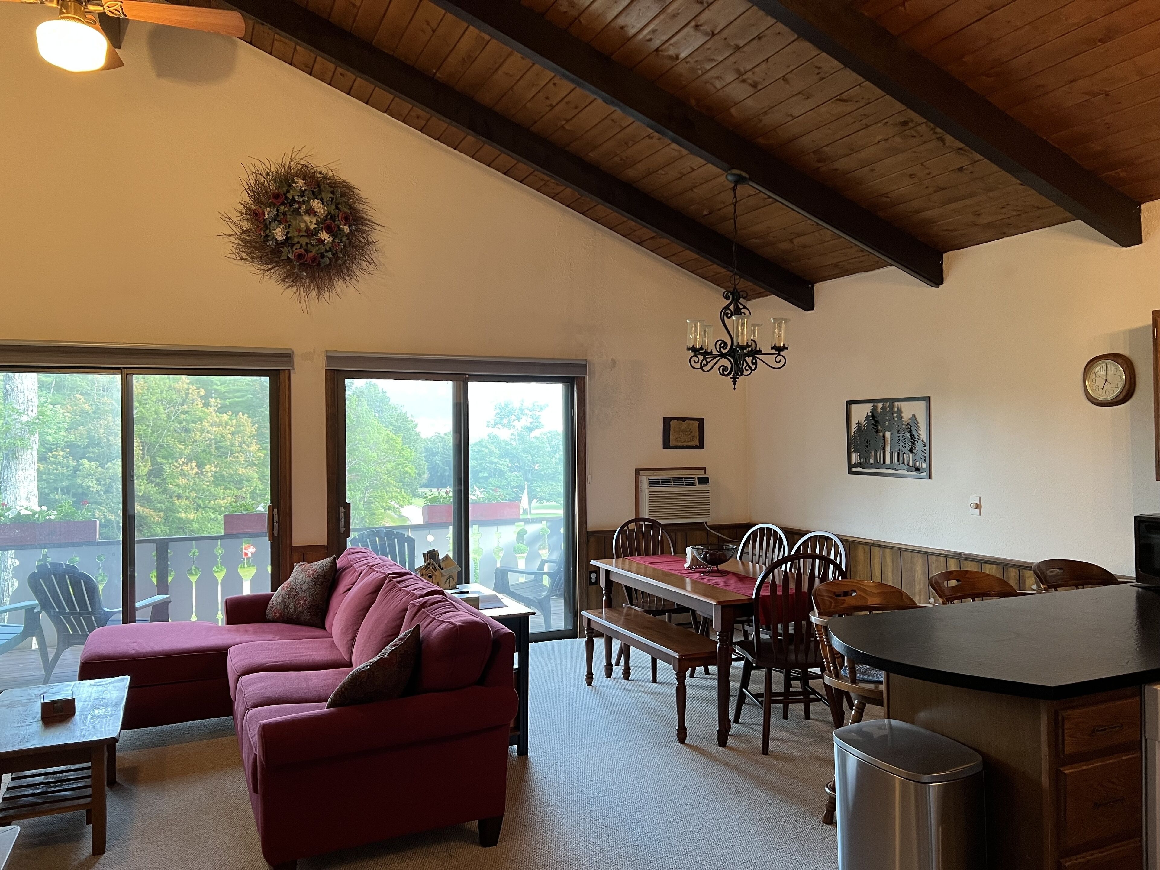 Walk to Storyland, Country Club Condo, Mountain Views, multi nights discounts