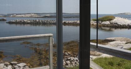Idyllic Oceanfront Cottage, Near Peggy's Cove!