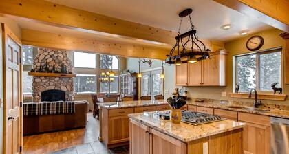 Upea 3 makuuhuonetta / 3. 5 kylpy-hytti, jossa on poreallas, pelihuone, koko baari, mediahuone ja upeat näkymät!