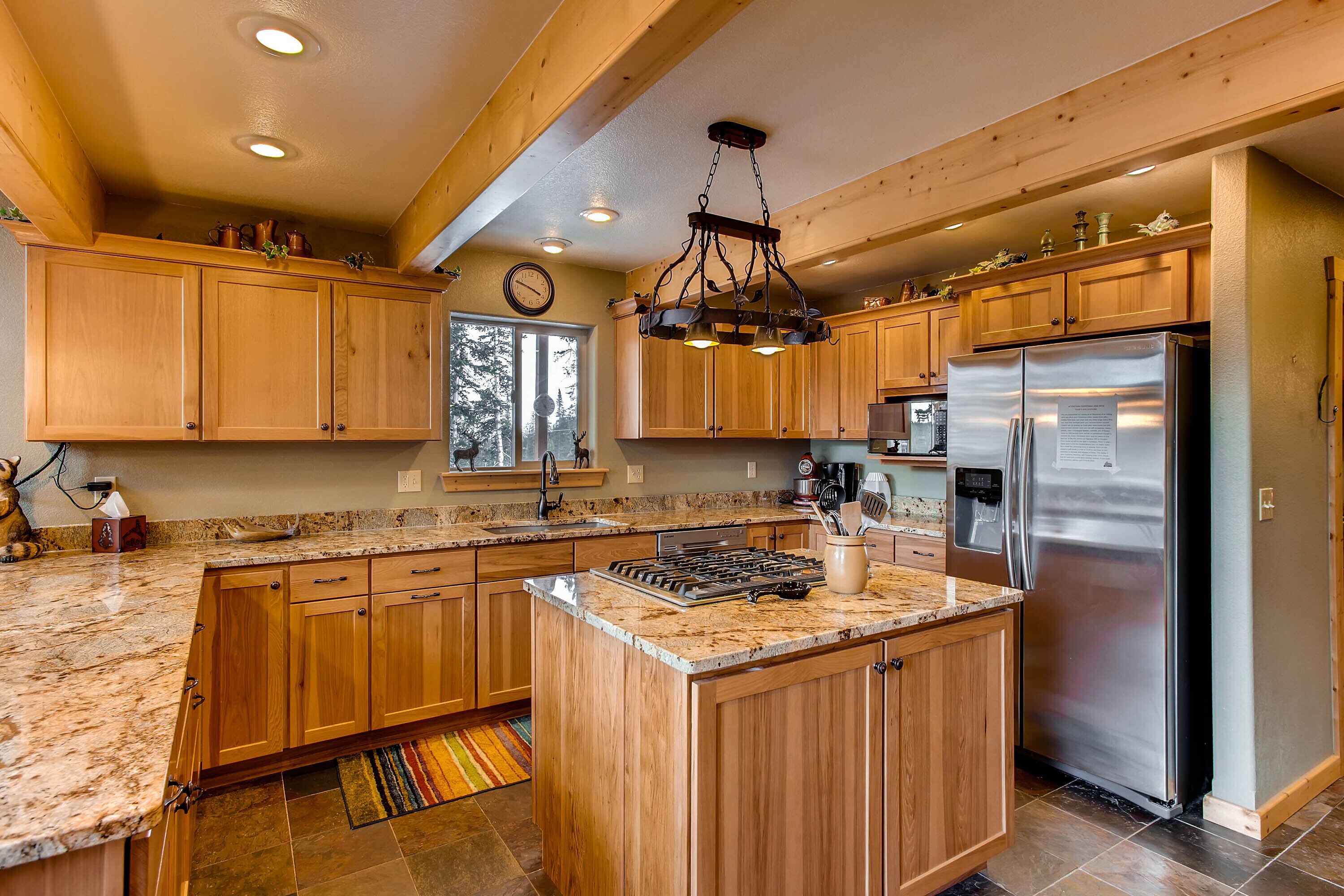 Immaculate, Quiet & Secluded Mountain Home w/ Hot Tub, Game Room, Fireplace - Sugar Pine Lodge