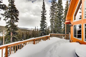Terrace/patio - Immaculate, Quiet & Secluded Mountain Home w/ Hot Tub, Game Room, Fireplace - Sugar Pine Lodge (Fairplay)
