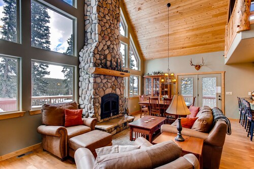 Immaculate, Quiet & Secluded Mountain Home w/ Hot Tub, Game Room, Fireplace - Sugar Pine Lodge