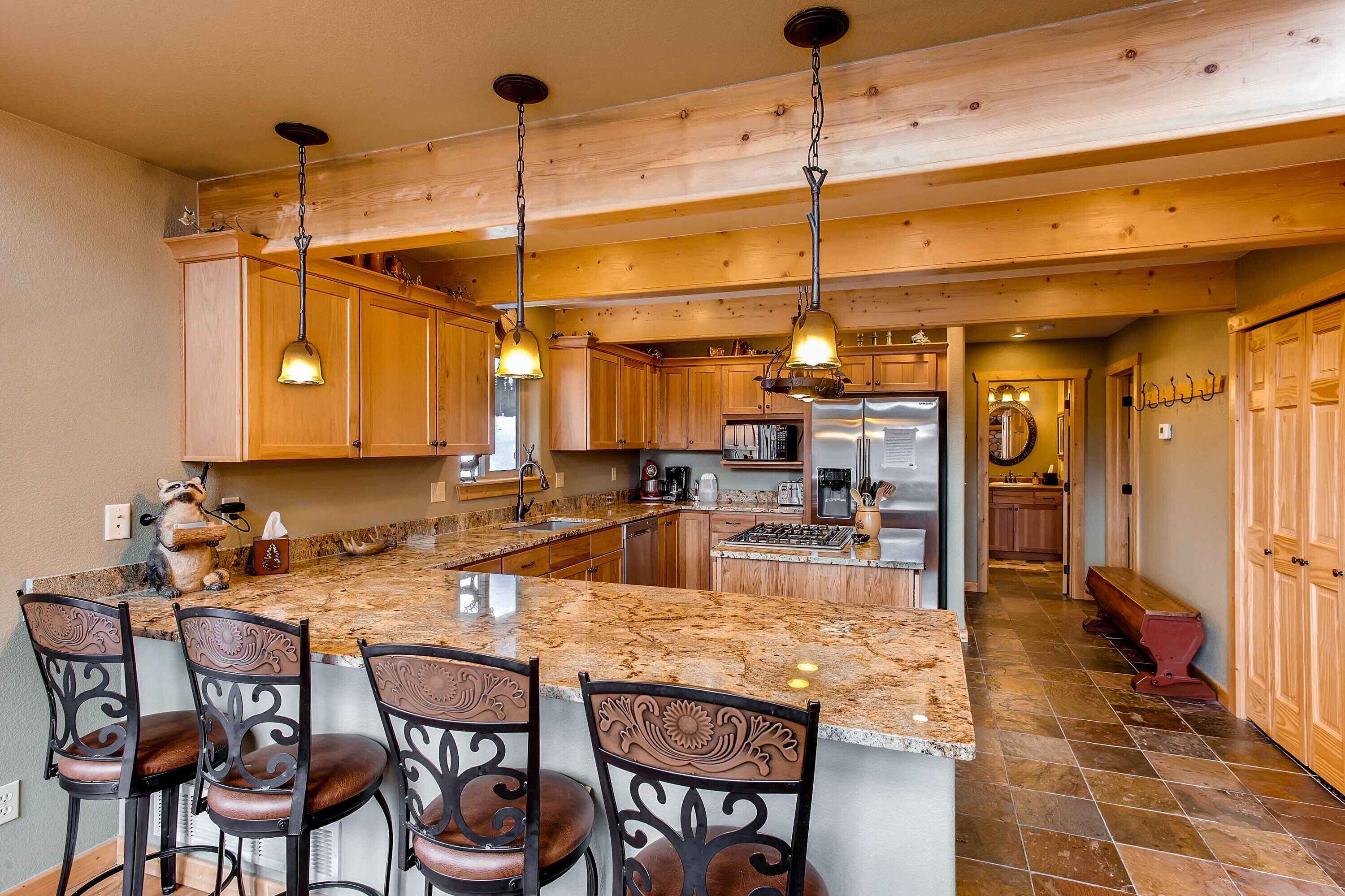 Immaculate, Quiet & Secluded Mountain Home w/ Hot Tub, Game Room, Fireplace - Sugar Pine Lodge