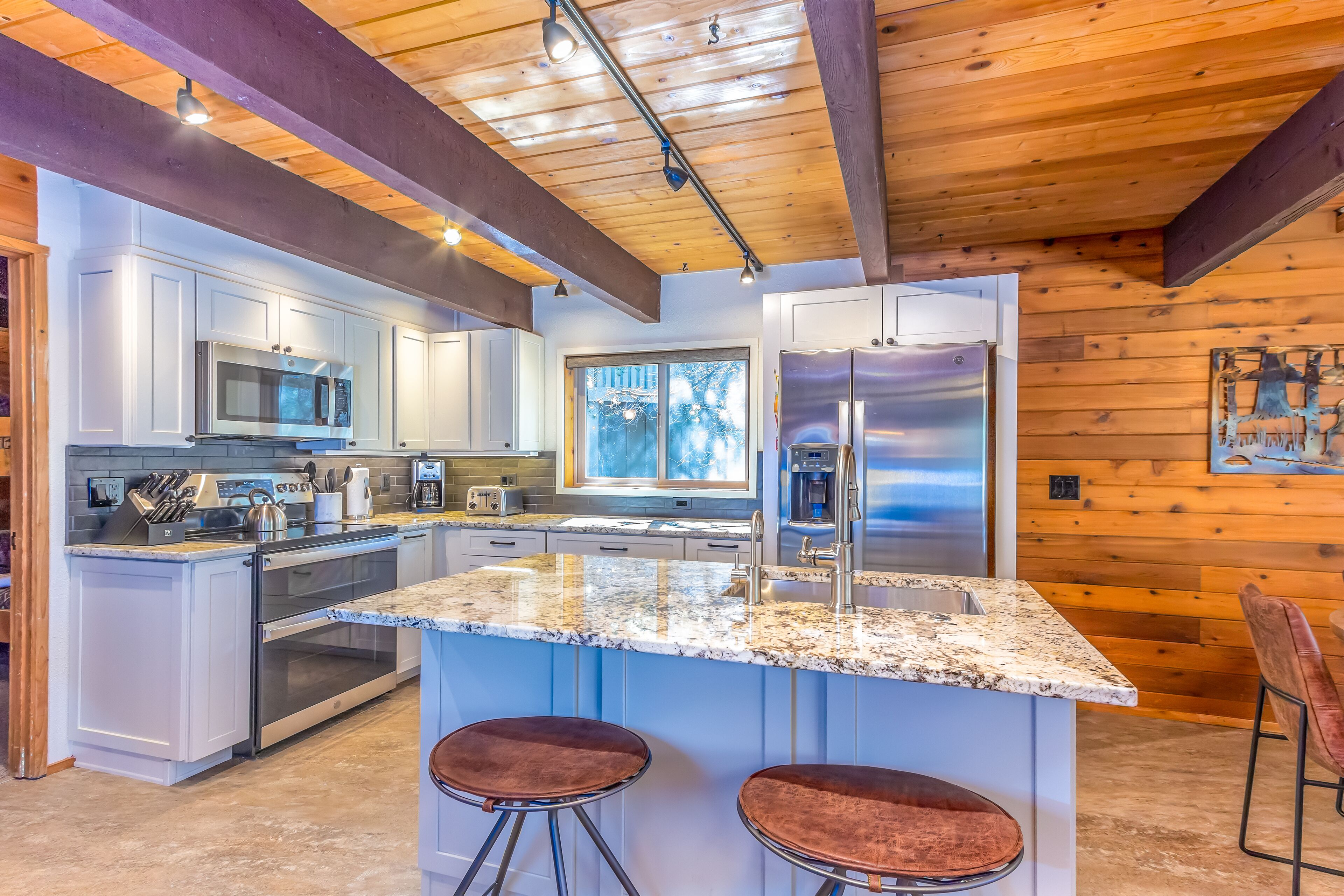 4 Bedroom Classic Cabin, A/C, Walk to Starbucks & The Village  -  DEER08