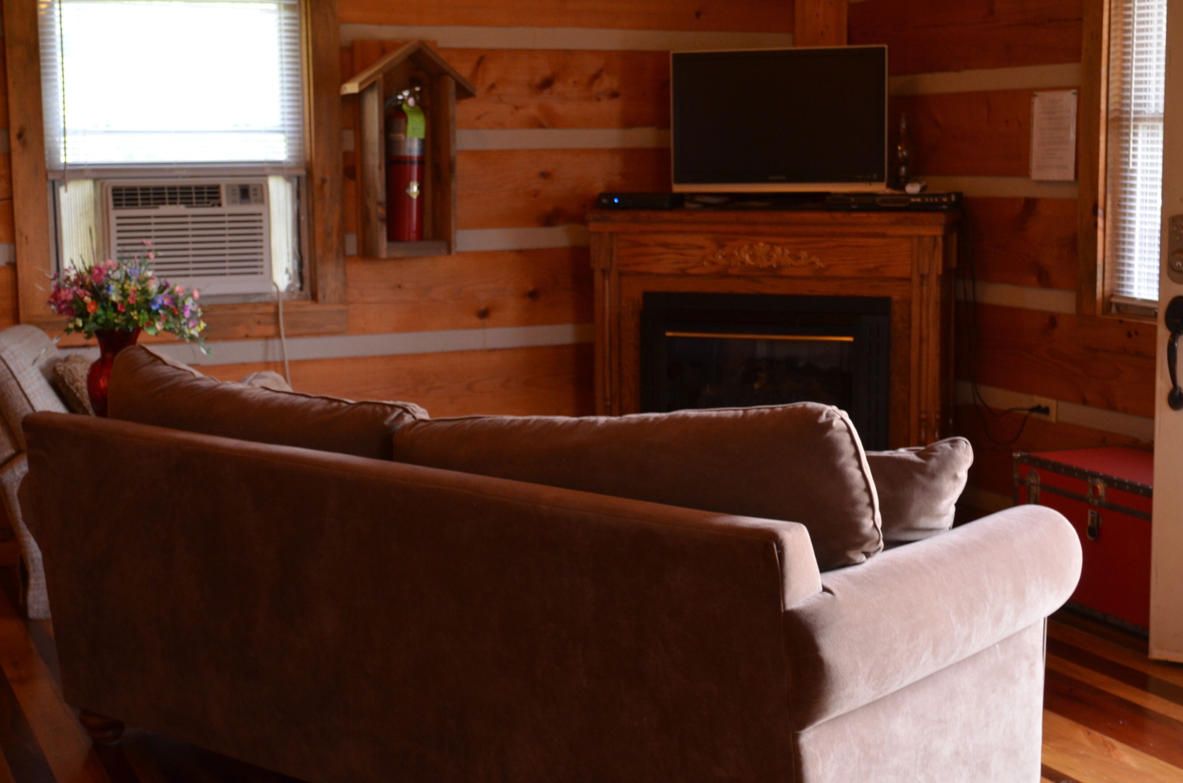 Riverfront Log Cabin, Hot Tub, Pet-Friendly, Universal Access