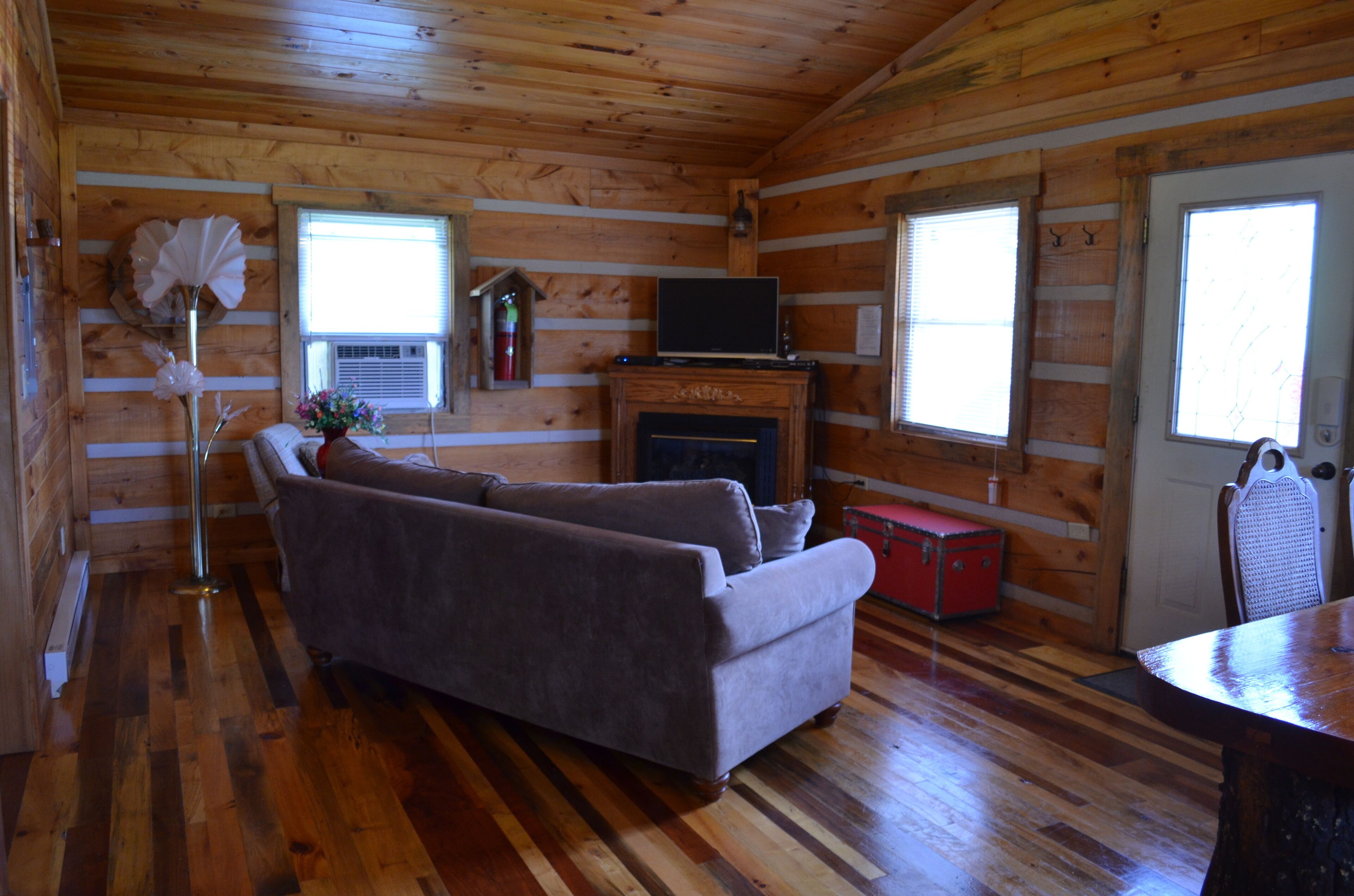 Riverfront Log Cabin, Hot Tub, Pet-Friendly, Universal Access
