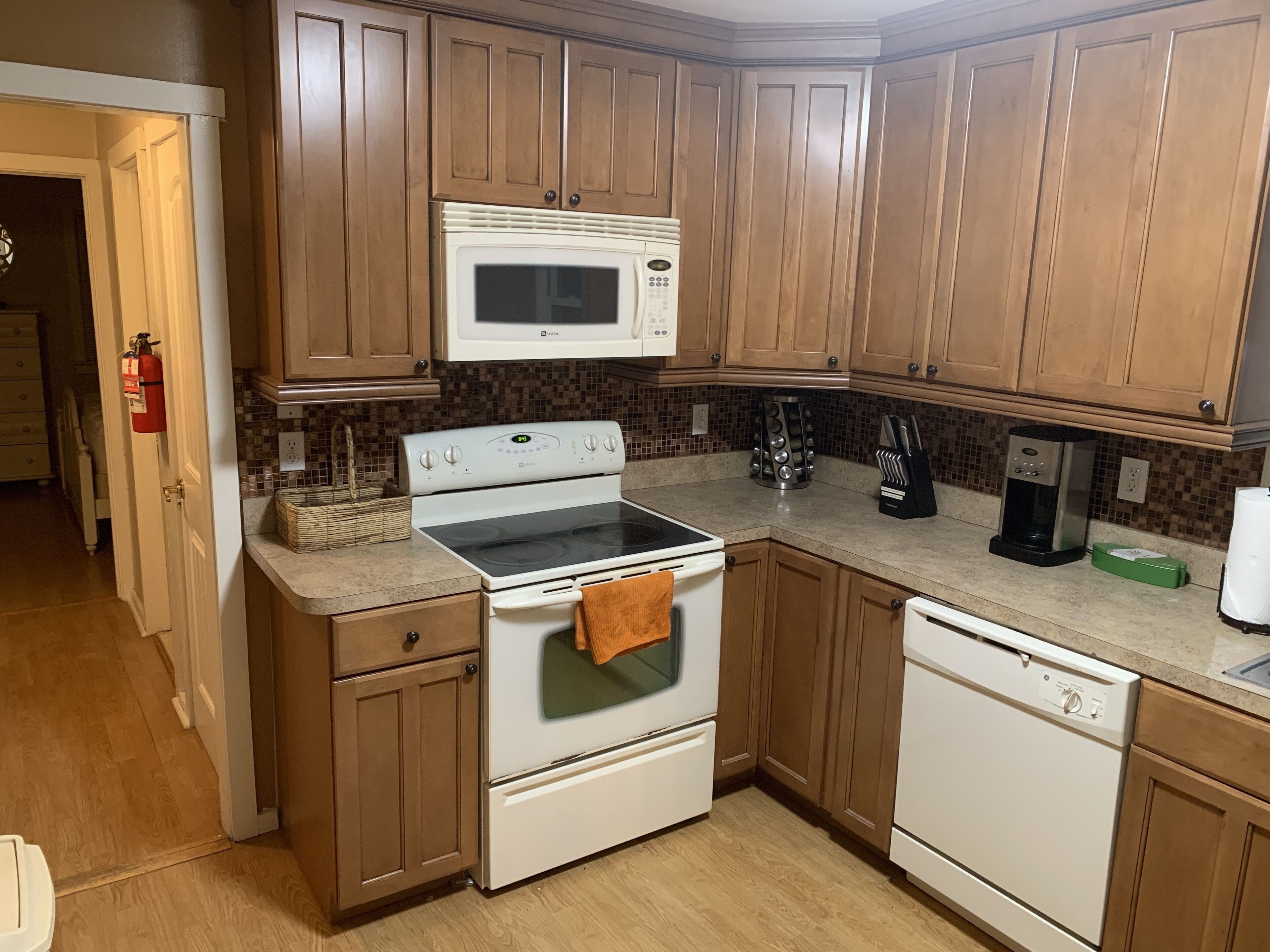 Frigorífic, microones, forn i placa de cuina 