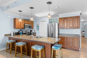 Køleskab, mikrobølgeovn, ovn, kogeplade