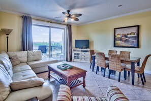 Flatskjerm-TV og DVD-spiller