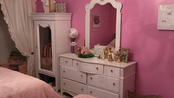 4 habitaciones, tabla de planchar con plancha y cuna de viaje