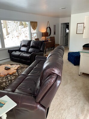 Smart-TV, Kamin, DVD-Player, Bücher