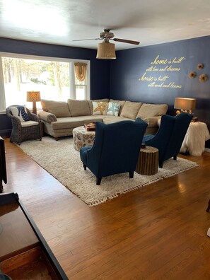 Smart-TV, Kamin, DVD-Player, Bücher