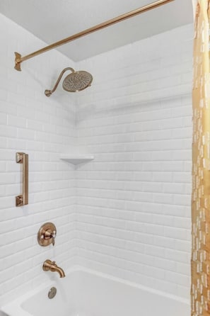Bruser, miljøvenlige toiletartikler, hårtørrer, håndklæder