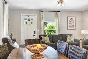 智能电视、壁炉、DVD 播放器、书