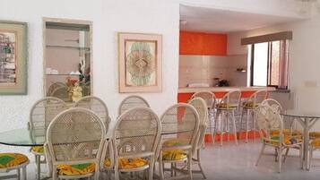 Comfort House, Multiple Bedrooms, Smoking | In-room dining