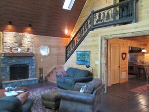 TV, fireplace, books - Luxury Cabin Nestled In The Beautiful Blue Ridge Mountains (Boonsboro)