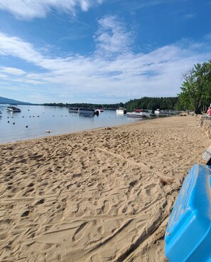 Beach nearby, sun-loungers, beach towels