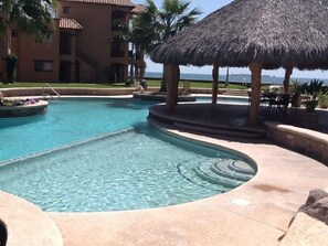 Alberca al aire libre y alberca climatizada