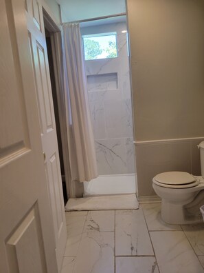 Een douche, een haardroger, handdoeken