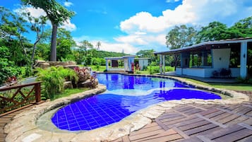 Außenpool, geöffnet von 08:00 Uhr bis 21:00 Uhr, Liegestühle