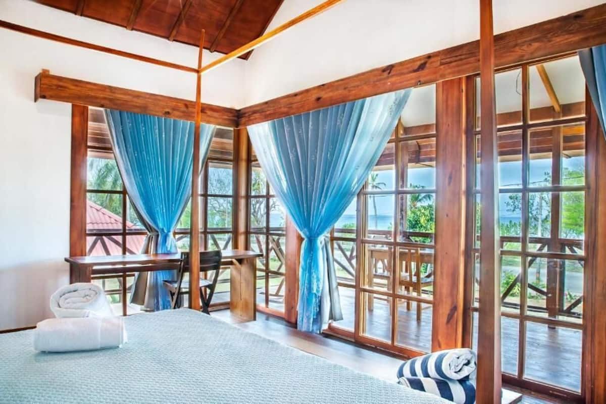 Caribbean House Ocean Front, King Size Suite | Luxe beddengoed, donzen dekbedden, pillowtop-bedden