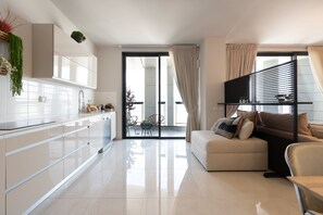 Refrigerador con freezer, microondas, horno, placa de cocina