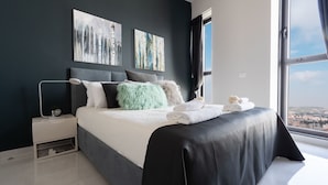 Loftsleilighet – design, 4 soverom, tilgjengelighetstilpasset, tårn | Sengetøy av topp kvalitet, safe på rommet og skrivebord for bærbar PC