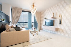 Ático de diseño, 4 habitaciones, accesible para personas con discapacidad, en una planta alta | Sala de estar | Una televisión LCD, suelo radiante