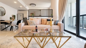 Loftsleilighet – design, 4 soverom, tilgjengelighetstilpasset, tårn | Oppholdsrom | LCD-TV og oppvarmet gulv