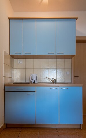 Estudio, vista al mar (A2) | Cocina privada | Refrigerador, parrilla de estufa y tetera eléctrica 
