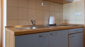 Double Room, 1 Double Bed, Non Smoking, Sea View (A3) | Private kitchenette | Fridge, stovetop, electric kettle, cookware/dishes/utensils - Apartmani Villa Kresic (Neum)