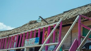 Une structure en bois aux couleurs vives, sur laquelle on peut lire l’inscription « LOCO ».