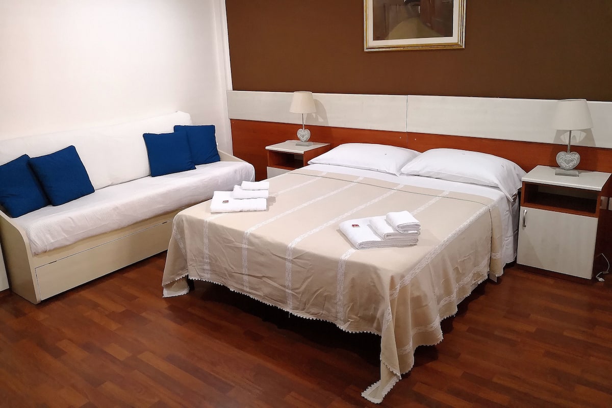 Classic Quadruple Room | Desk, blackout drapes, free WiFi, bed sheets