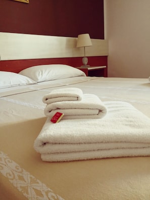 Tripla Classic | Una scrivania, tende oscuranti, Wi-Fi gratuito, lenzuola