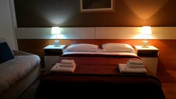 Classic-Doppel- oder -Zweibettzimmer, Nichtraucher | Schreibtisch, Verdunkelungsvorhänge, kostenloses WLAN, Bettwäsche