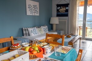Apartamento panorâmico (Olive) | Opções para refeição no quarto