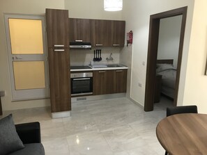 Refrigerador con freezer, microondas, horno, placa de cocina