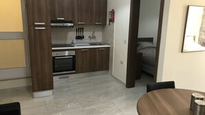 アパートメント 1 ベッドルーム | 専用キッチン | 大型冷蔵庫、電子レンジ、オーブン、コンロ