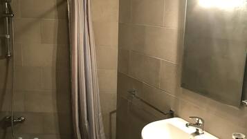 Apartemen, 1 kamar tidur | Kamar mandi | Shower, pancuran hujan, perlengkapan mandi gratis, dan pengering rambut