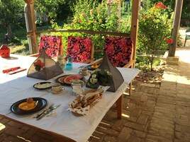 Desayuno con opciones de la cocina local todos los días (con cargo)