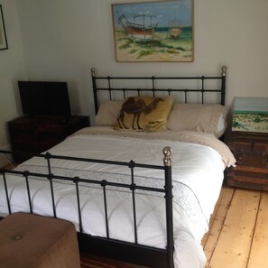 1 bedroom, iron/ironing board, WiFi, bed sheets - Gorgeous 2nd floor flat, steps from restaurants, town pier & Mayo Beach (Wellfleet)