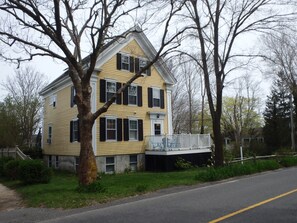 Exterior - Gorgeous 2nd floor flat, steps from restaurants, town pier & Mayo Beach (Wellfleet)