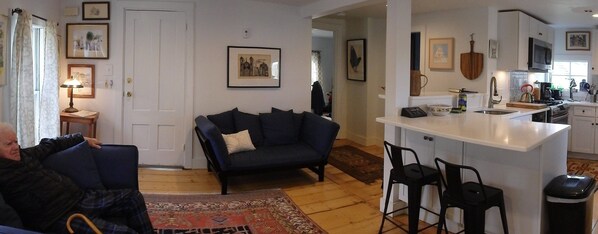 TV - Gorgeous 2nd floor flat, steps from restaurants, town pier & Mayo Beach (Wellfleet)