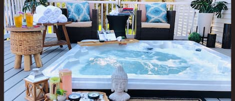 Outdoor spa tub