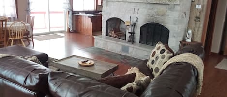 TV connectée, cheminée, jeux vidéo, livres