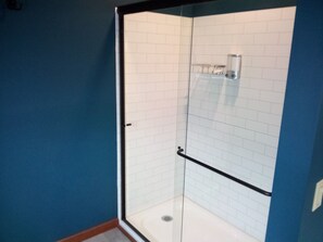 Een douche, een haardroger, handdoeken, zeep