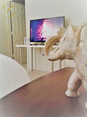 3 bedrooms, desk, iron/ironing board, free WiFi